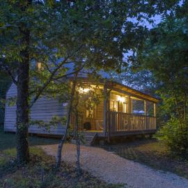 Chalets de vacances Castelwood, готель у місті Biron