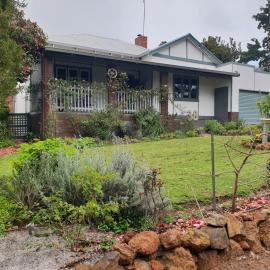 Walnut Cottage - 2 bedroom pet friendly country cottage
