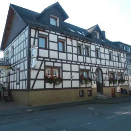 Gasthof zum Österntor、メーデバッハのホテル
