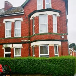 SPACIOUS 2 BEDROOM apartment with FREE PARKING - JCT 27 Cardiff side of Newport: Newport şehrinde bir otel