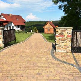 Drewniany domek z piernika, hotel sa Iwaniska