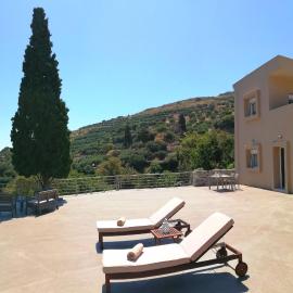 Villa Irini - Cretan Luxury Villa with Amazing View، فندق في Paraspórion