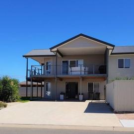 Agape Holiday Home Sea Views Pool Table and Family Fun, hotel in Wallaroo