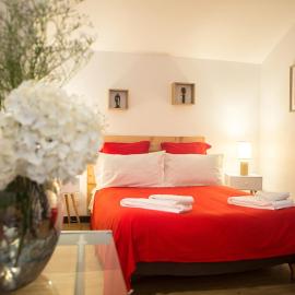 MAISON MAUPAS Chambre Rouge, Hotel in Bellesserre