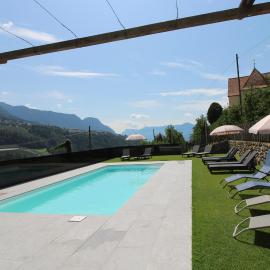 Der Bognerhof - Ferienwohnungen mit beheiztem Salzwasserpool in Riffian bei Meran, hotel in Rifiano