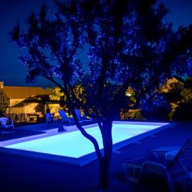 Vacation house near sea & beaches with HEATED POOL & BBQ, hotel v destinácii Orebić