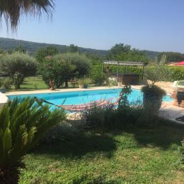 LE Cabanon des hirondelles, hotel a Villecroze