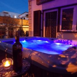 Apartment with private garden, hot tub, WiFi, SAT TV, Klima, near beach