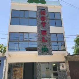 HOTEL LOS PINOS CENTRO, hotel u gradu Tukstla Gutjerez