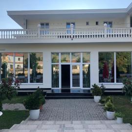 ZISI Hotel & Restaurant, viešbutis mieste Ersekë