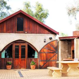 Outback Cellar & Country Cottage, hotel in Dubbo
