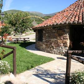 Complejo Rural Los Chozos Valle del Jerte, готель у місті Херте