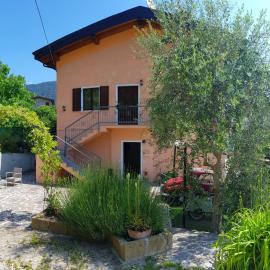 Casa Gina Garden and view by Gardadomusmea, hotel in Tremosine Sul Garda