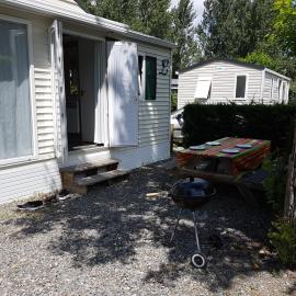 Mobil-home 75 au Camping Le Rioumajou、Bourispのホテル