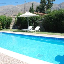 Villa with a pool in Lefkogia