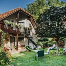 Apartmaji Urška، فندق في لاشكو
