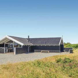 Three-Bedroom Holiday Home In Hvide Sande، فندق في Bjerregård