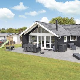 Four-Bedroom Holiday Home In Malling, hotell i Malling
