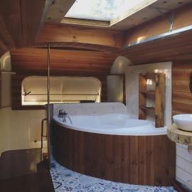 Cosmic English Bus 2 floor, hotel in Mimizan