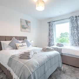 Large 4BR House Near Retail Parks & M4