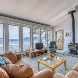 Northwest Shoreline Home, hotel a Olga