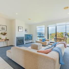3 Bedroom Townhouse - Pool and Tennis Court Access, Hotel in Torquay