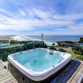 Stunning ocean view home with hot tub and deck, hotel in Manchester