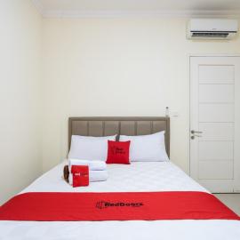 RedDoorz Plus near Siloam Karawaci, hotel in Tangerang