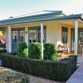Clive Colonial Cottages, hotel in Clive