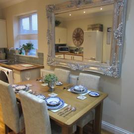 Apartment 1 Exquisite two king bedroom with en suites - close to the town centre, rail, airport and theatre, hotel in Darlington