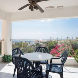 Spacious 2 bedroom apartment, hotel en Peyia