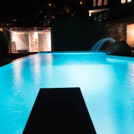 Tranquil Infinity Pool Getaway (private jacuzzi and steam bath, pool, garden, sea and city views), hotel en Volos