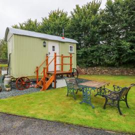 Shepherds Hut - The Hurdle, hotel in Milford Haven