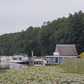 Hausboot Mirabella am Müritz Nationalpark Festanliegend, hotel en Mirow