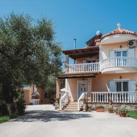 Villa Rosa 3 Bedroom with Sea View, hotel a Tragaki
