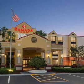 Ramada by Wyndham Suites Orlando Airport- Free Airport Shuttle, отель в Орландо