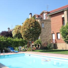 Preciosa casa independiente con piscina cubierta y gran jardín privados, hotel en Haro