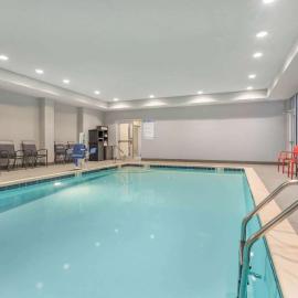 La Quinta Inn and Suites by Wyndham Bloomington, Hotel in Bloomington