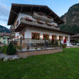 Albergo Contrin, готель у місті Campitello