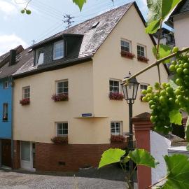 Ferienhaus Würzgarten -ÖPNV-Ticket gratis-, hotel di Ürzig