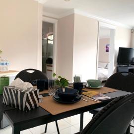 Entire Private Suite - 5 Min Walk to SkyTrain, Free Parking, 15 Mins to Downtown、バンクーバーのホテル