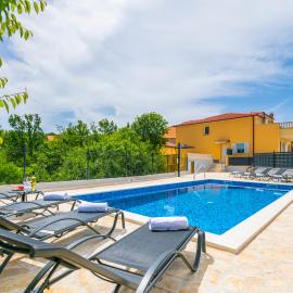 Villa Mile-with private heated pool