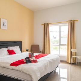 RedDoorz Plus near Teras Kota 3, hotel in Tangerang
