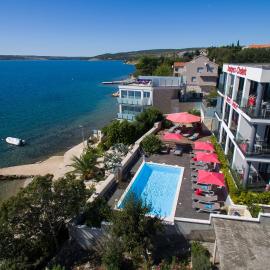 Design-Beachresort - with Pool - first line to the sea, hotel in Maslenica