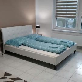 Slnečný apartmánový dom Oslany, hotel in Oslany