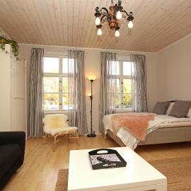 Idyllic central wooden house apartment