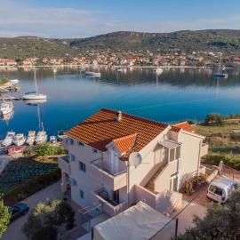 Apartments Majić, hotel in Vinišće