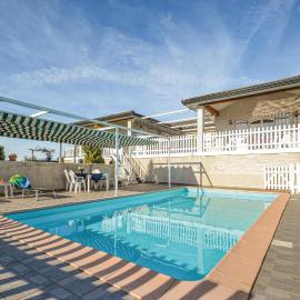 Luxurious Home In Arnaud-Guilhem, hotel i Arnaud-Guilhem