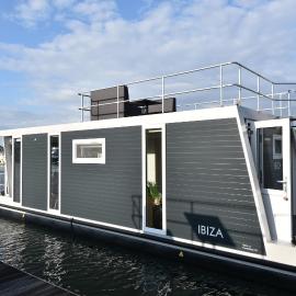 Tiny floating house Ibiza, hotel in Maastricht