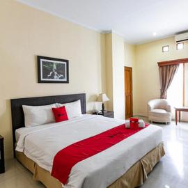 RedDoorz Plus near Alun Alun Karanganyar, хотел в Karanganyar